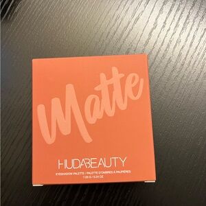 HUDA BEAUTY Matte Eyeshadow Palette - Vibrant Coral